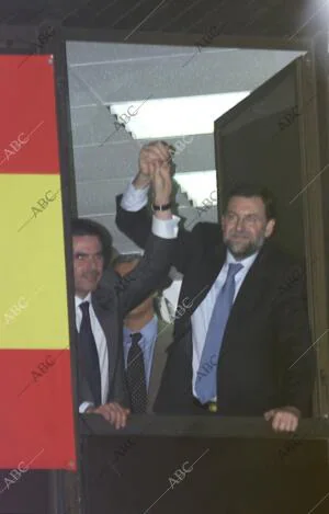 En la Imagen: despedida de Aznar y Rajoy desde el Balcón