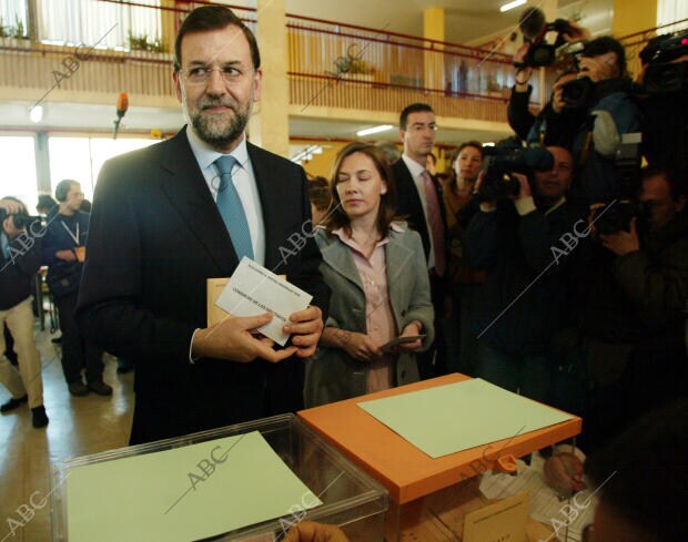 Votacion del candidato del partido Pupular Mariano Rajoy acompañado de su Mujer