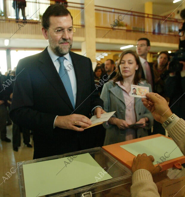 Votacion del candidato del partido Pupular Mariano Rajoy acompañado de su Mujer