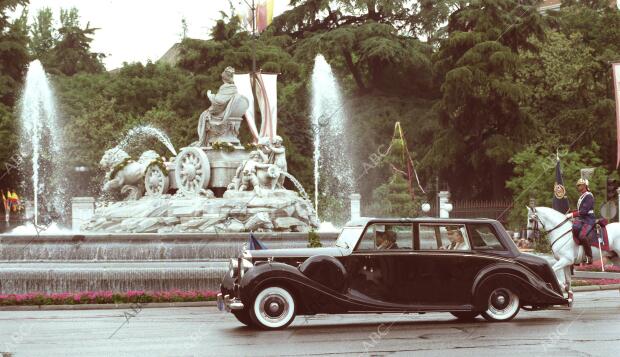 El Rolls Royce, escoltado por coraceros, pasa por la plaza de Cibeles camino del...