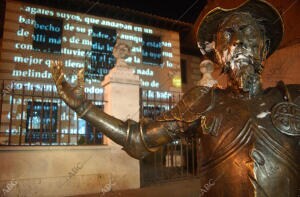 Exterior de la casa natal de Cervantes con detalle de la estatua del quijote...