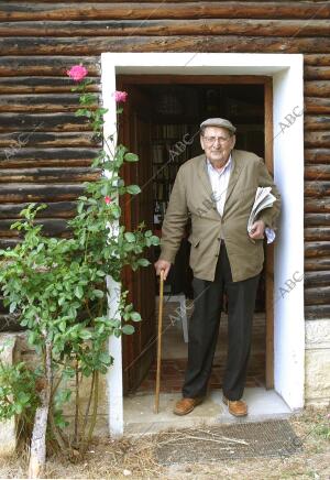 Miguel Delibes, escritor, en su refugio de veraneo