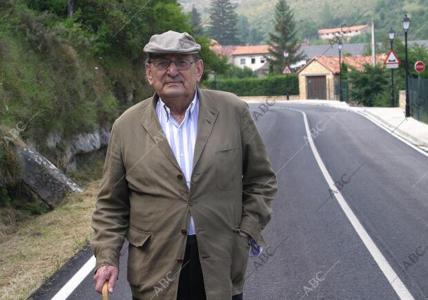 Miguel Delibes, escritor, en su refugio de veraneo