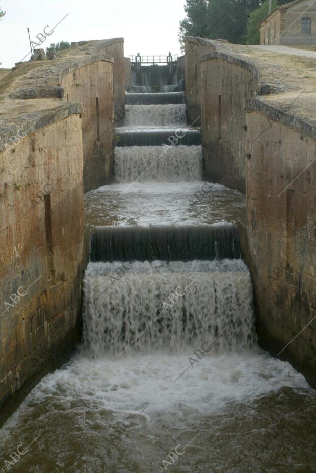 foto cesar Minguela,Esclusas 17-18-19-20 del canal de castilla en Fromista por...