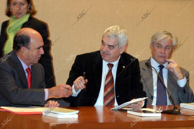 Firma Cidob y grupo Santander, en la foto Botin y Maragall