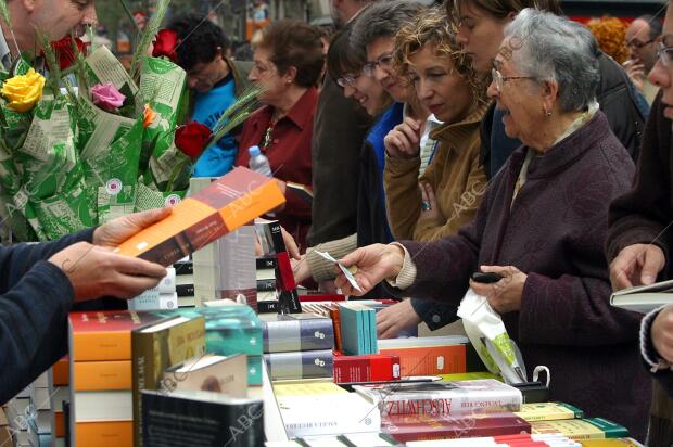 Ramblas de Barcelona en el día de sant Jordi, una jornada en la que...