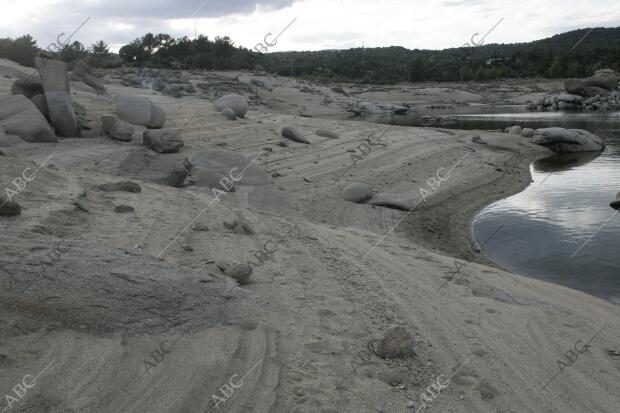 reportaje sobre la Sequia que Ufren los Pantanos de en la imagen el pantano Deel...