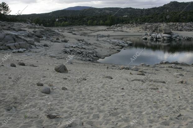 reportaje sobre la Sequia que Ufren los Pantanos de en la imagen el pantano Deel...