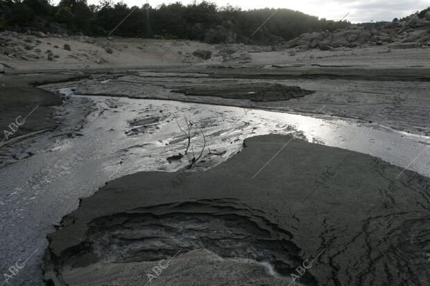 reportaje sobre la Sequia que Ufren los Pantanos de en la imagen el pantano Deel...