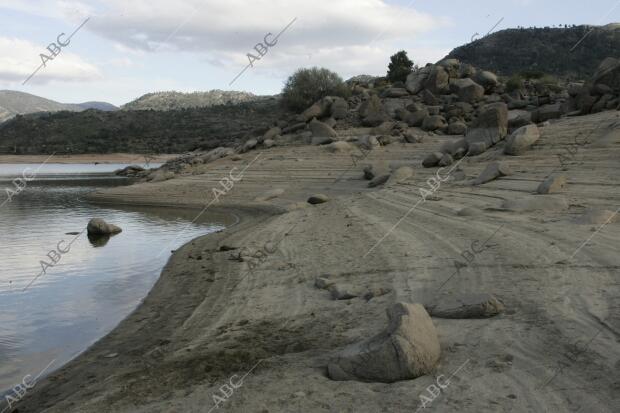 reportaje sobre la Sequia que Ufren los Pantanos de en la imagen el pantano Deel...