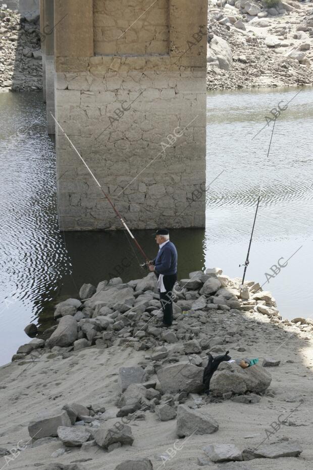 reportaje sobre la Sequia que Ufren los Pantanos de en la imagen el pantano Deel...