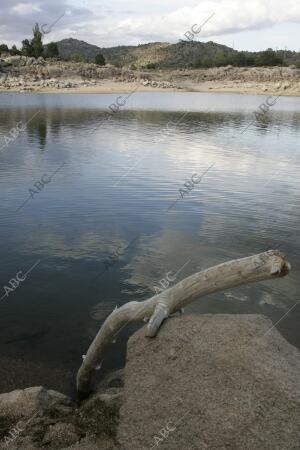 reportaje sobre la Sequia que Ufren los Pantanos de en la imagen el pantano Deel...