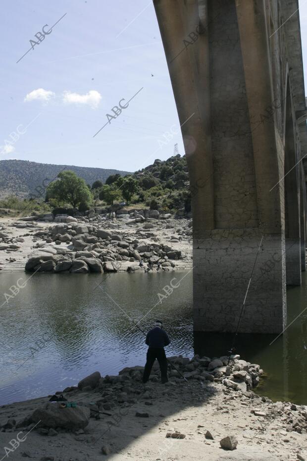 reportaje sobre la Sequia que Ufren los Pantanos de en la imagen el pantano Deel...