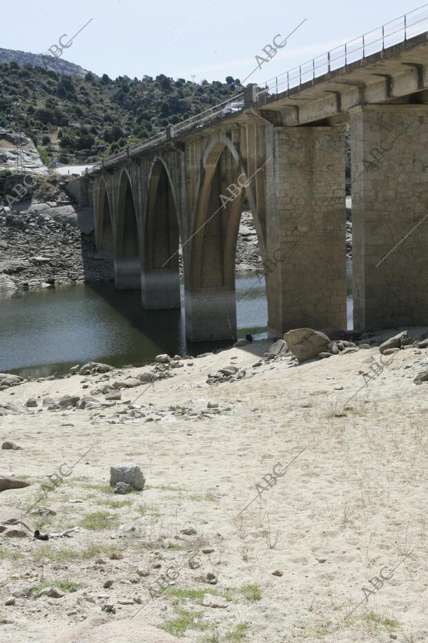 reportaje sobre la Sequia que Ufren los Pantanos de en la imagen el pantano Deel...