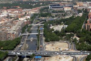 En la imagen: El río Manzanares, la M-30 y, al fondo, el Vicente Calderón