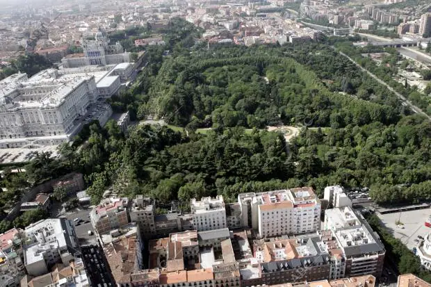 En la imagen: Vista del Palacio Real con los jardines del Campo del Moro