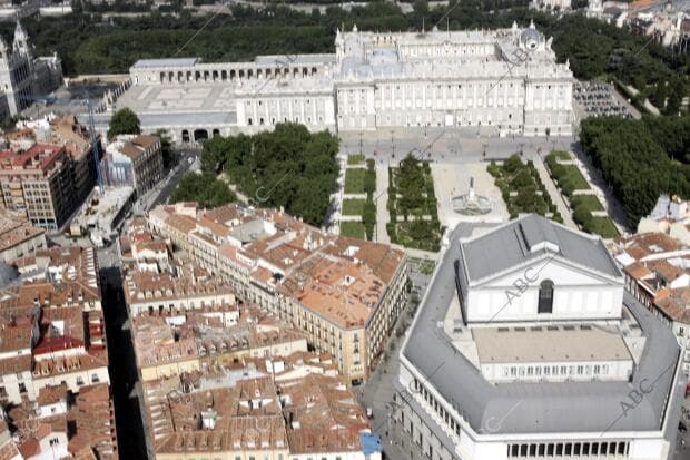 En la imagen: Vista del Palacio Real con el Teatro Real