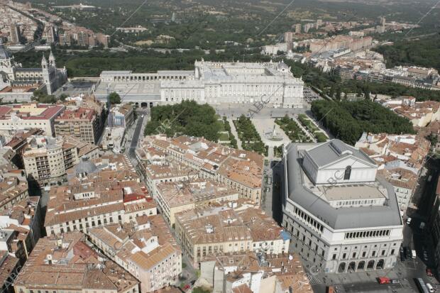 En la imagen: Vista del Palacio Real con el Teatro Real