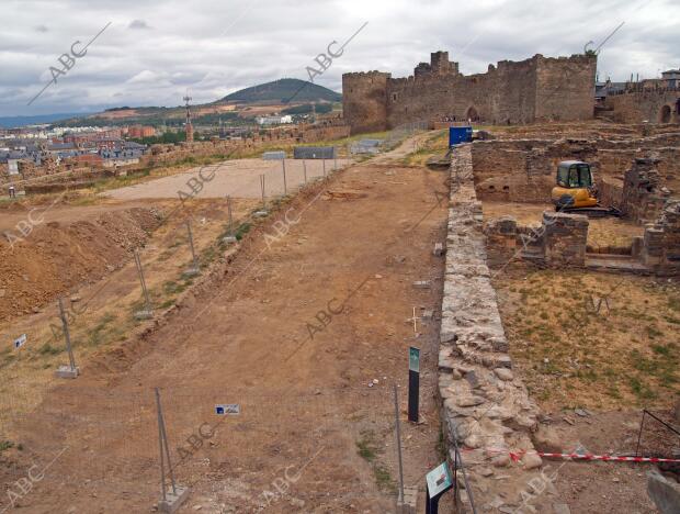 Ponferrada, Leon, foto Heras Restauracion del castillo templario de Ponferrada ,...