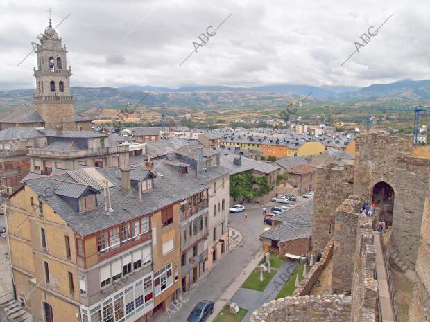 Ponferrada, Leon, foto Heras Restauracion del castillo templario de Ponferrada ,...