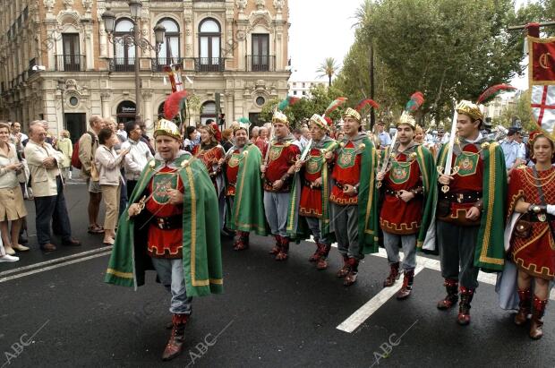 Moros y Cristianos por la plaza Nueva