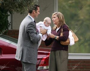 en la imagen los duques de palma llegando a la clinica con su hija irene