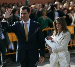 los principes de asturias y su primogenita la infanta leonor posan para la...