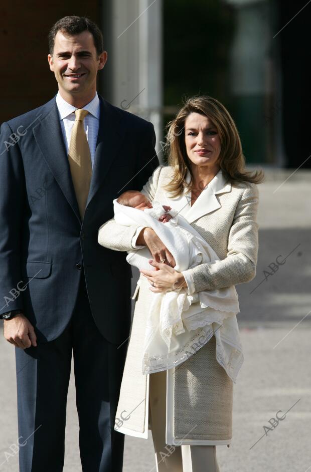 los principes de asturias y su primogenita la infanta leonor posan para la...