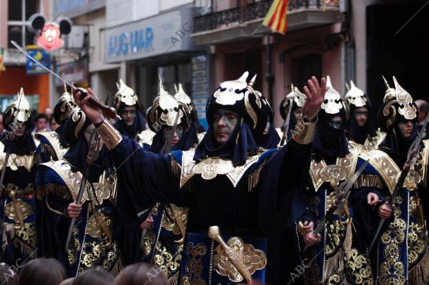 Una comparsa mora desfilando durante la Cabalgata del Pregó