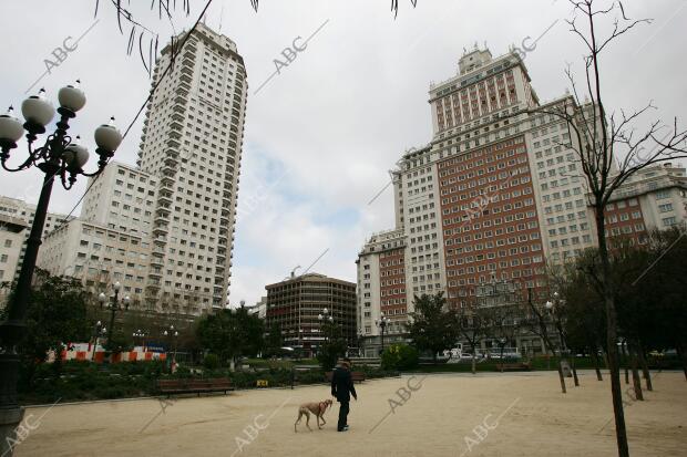 en la imagen la torre de madrid y el edificio españa