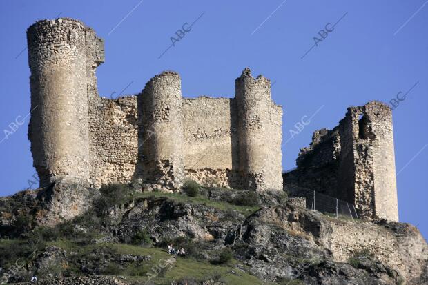 El castillo de Pelegrina se alza sobre un pequeño cerro desde el que domina el...