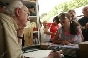 Mingote, firmando ejemplares de sus libros en la Feria del Libro