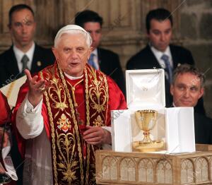 El Papa Benedicto XVI bendice un cáliz que sostiene el arzobispo de Valencia,...