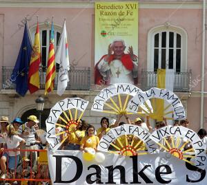 Peregrinos esperan la llegada del Papa Benedicto XVI en los alrrededores de la...