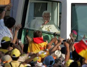 El papa Benedicto Xvi saluda desde el Papamóvil durante el recorrido hacia el...