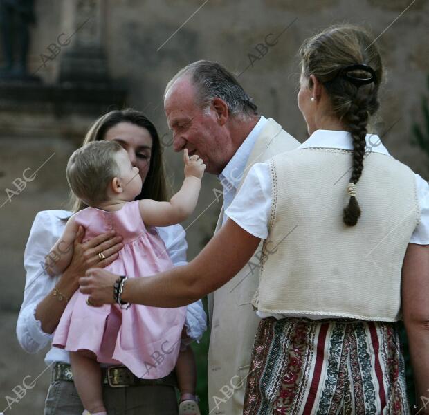 Posado oficial de la Familia Real en el palacio de Marivent