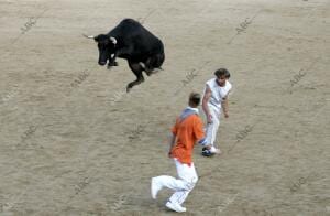 Un toro dando un espectacular salto, durante la segunda jornada de encierros de...