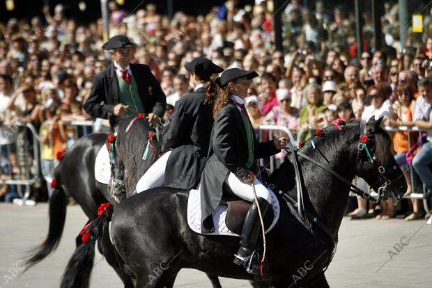 Fiestas de la Merced, caballos menorquinos desfilando en la Plaza de la Catedral