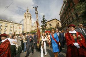 Marta Torrado, Mantenedora de la Senyera este Año, durante la procesión Cívica...