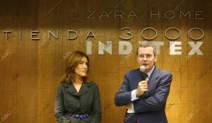 El consejero delegado de Inditex Pablo Isla, acompañado de la directora de Zara...