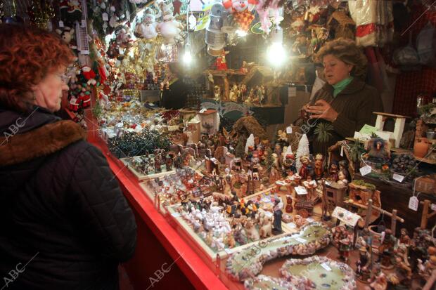 Puestos de venta de artículos de Navidad en la Plaza Mayor