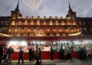 Puestos de venta de artículos de Navidad en la Plaza Mayor