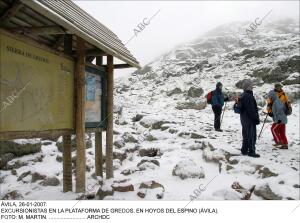 Excursionistas en la plataforma de Gredos, en Hoyos del Espino (Ávila)