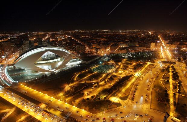 Vista nocturna de la Ciudad de las Artes y el resto de la ciudad iluminada