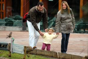 Los Principes de Asturias( don Felipe y doña Leticia), junto A su Hija la...