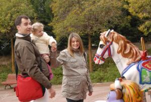 Los Principes de Asturias( don Felipe y doña Leticia), junto A su Hija la...