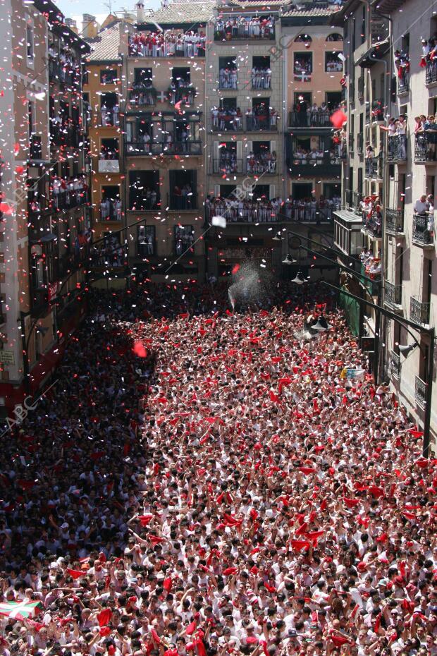 pamplona,6-7-07-chupinazo en las fiestas de san fermin en pamplona-foto ernesto...