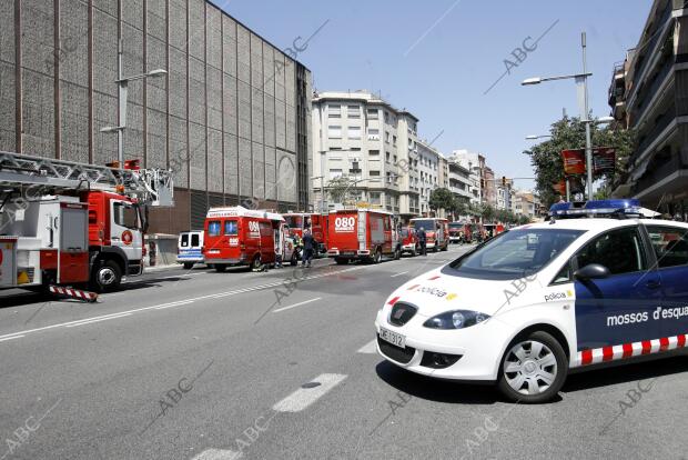 Miembros del Cuerpo de Bomberos de Barcelona trabajan en las labores de...