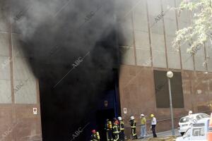 Miembros del Cuerpo de Bomberos de Barcelona trabajan en las labores de...