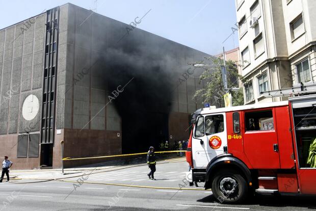 Miembros del Cuerpo de Bomberos de Barcelona trabajan en las labores de...